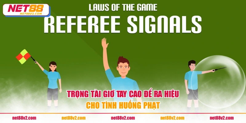 Trọng tài giơ tay cao để ra hiệu cho tình huống phạt